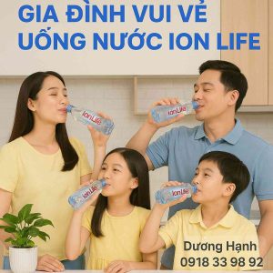 Gia đình hạnh phúc sử dụng dịch vụ giao nước Ion Life kiềm định kỳ tiện lợi.